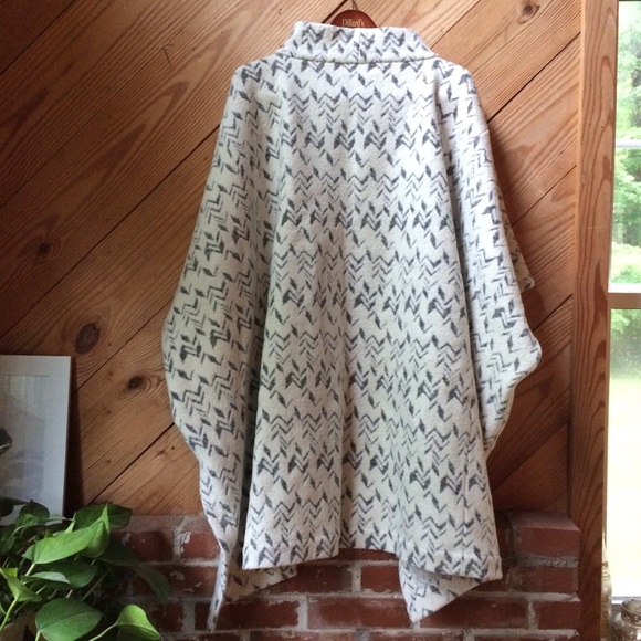 SOLD Amazing Lord & Taylor poncho! - Picture 2 of 7